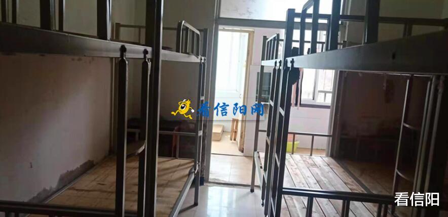 看信阳 信阳一学校寝室住12名学生，家长：孩子呼吸都喘不过气来