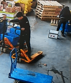 广东省|“地铁上看见心仪的女生，但她的职业很特殊！”你敢上去搭讪吗？