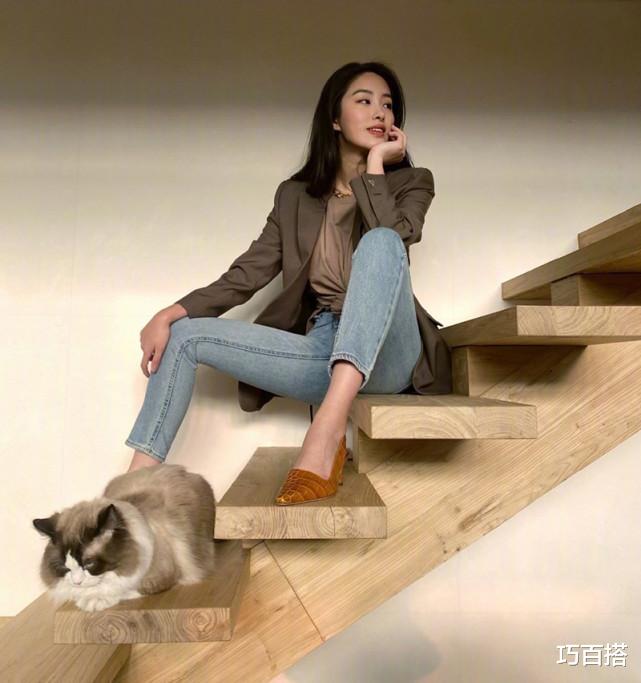 巧百搭|杨采钰的优雅全靠穿搭！“轻复古风”秋日look，很适合成熟的女人