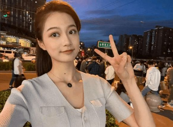 朗诵|“中传校花”冯琳，再次“亮相”朗诵现场，气质和能力均有进步