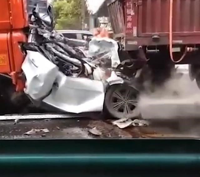 儋州 痛心！安徽一小轿车被大货车追尾，前后夹击压扁，3人不幸身亡