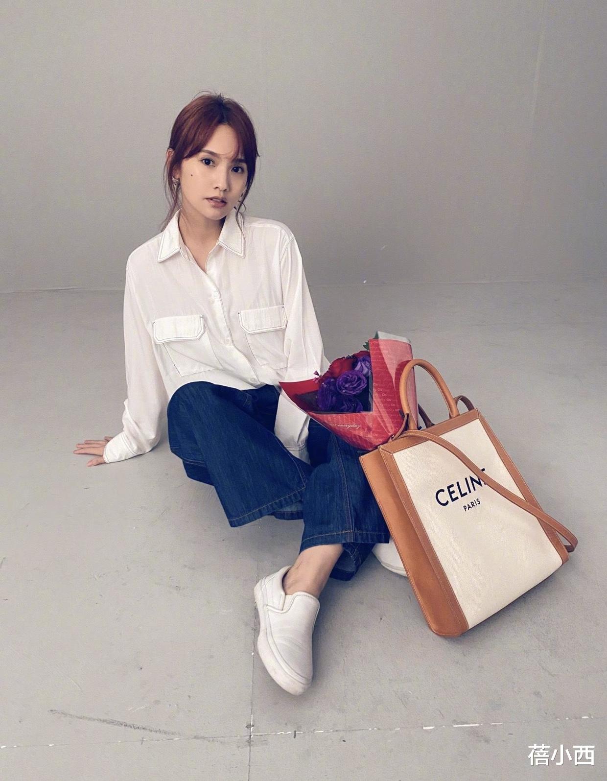 杨丞琳|杨丞琳终于换风格了,穿碎花连衣裙胸前“开条缝”,真不怕走光