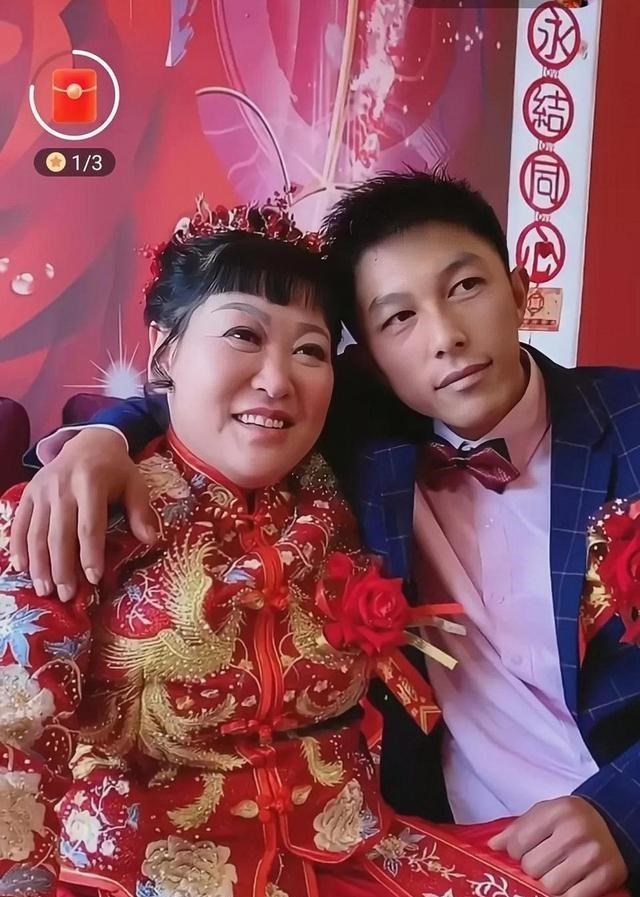 30岁小伙迎娶60岁大妈,两人相差30岁,网友:小伙一脸无奈