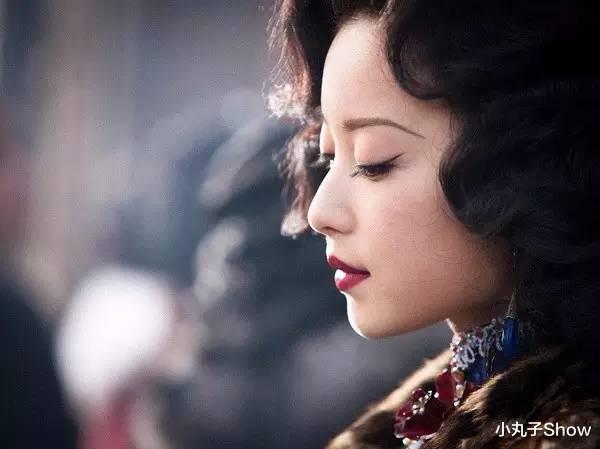 倪妮|33岁倪妮晒性感时尚大片，黑色礼服裙化身美人鱼，细腰根本不用P