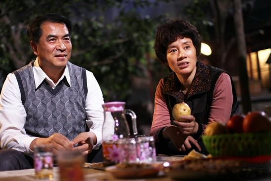 李凤绪|57岁的李凤绪，长发披肩休闲装扮，与老公结婚多年无绯闻，是真爱