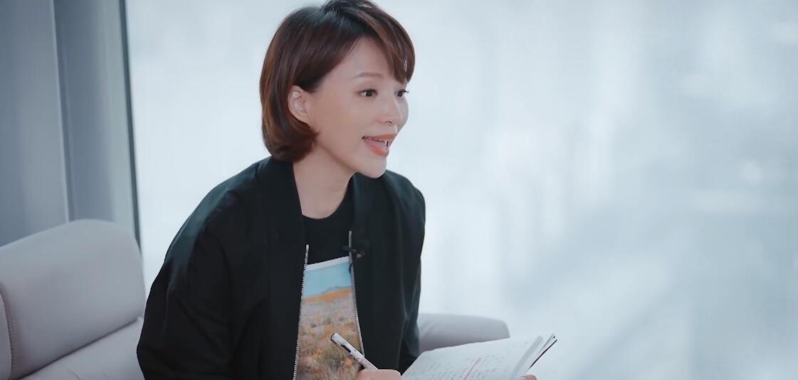 穿衣搭配|董卿主持功底深厚,久违露面穿夹克顺口溜不结巴,罕剪刘海认不出