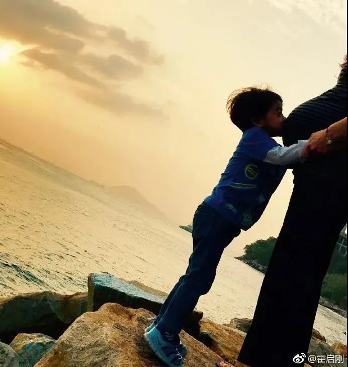 郭晶晶|郭晶晶一家过年照片曝光！被问“拼四胎吗”？郭晶晶霸气回应获上万点赞