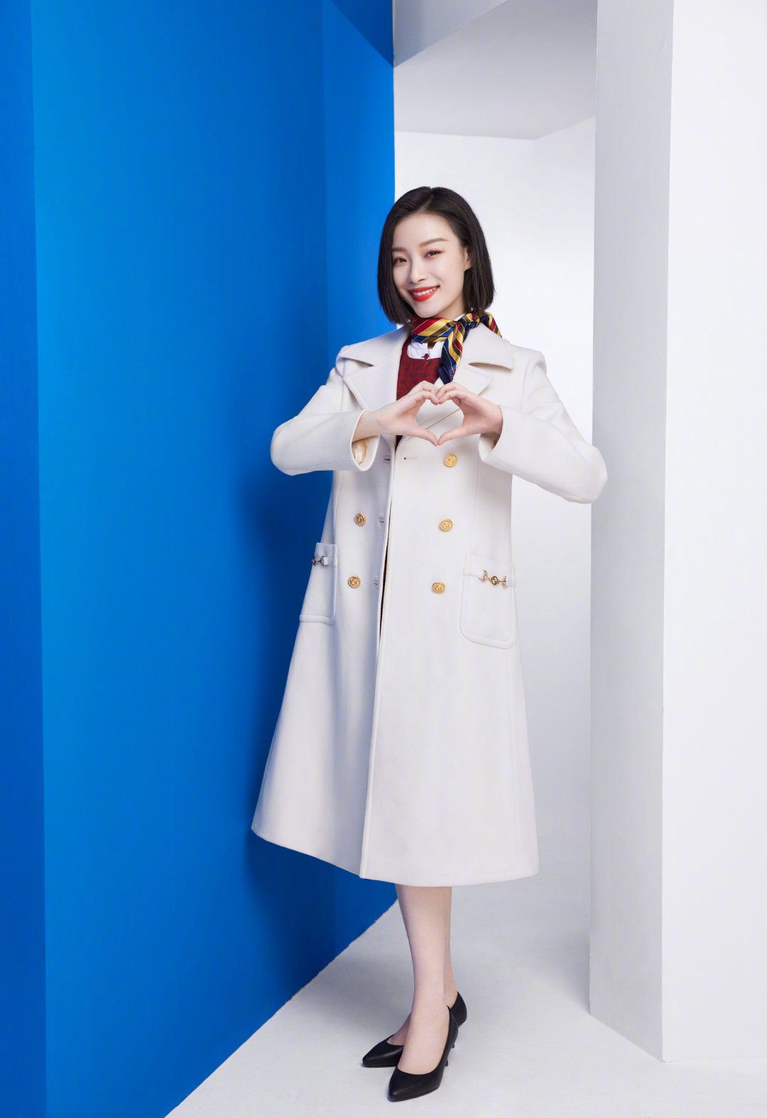 春晚|春晚倪妮白色风衣造型，好白好美啊