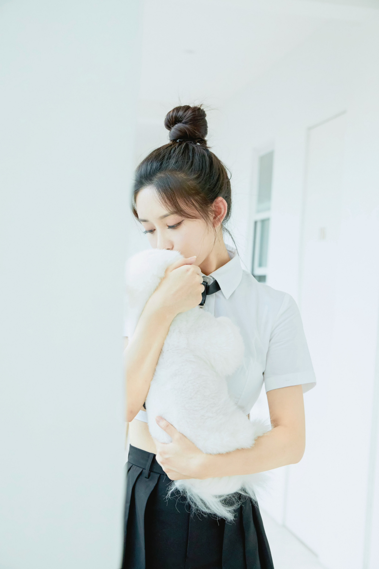 郑州情话女王|宝藏女孩！孟子义抱着泰迪拍美照，嘟嘴卖萌，表情超可爱