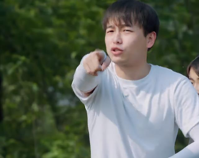 彭昱畅|彭昱畅为啥看不惯梁靖康？谁注意张子枫下地后的第1件事，忍不了