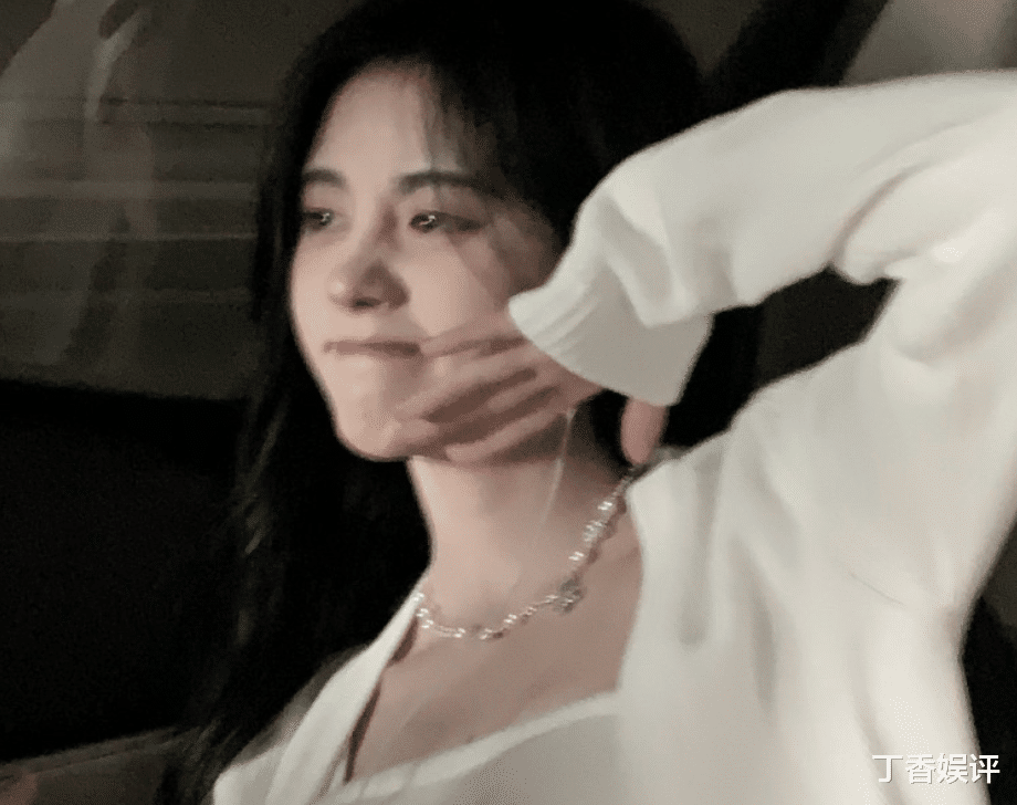 鞠婧祎|鞠婧祎晒无美颜自拍，鼻梁高度太令人羡慕，全身照却暴露真实身高