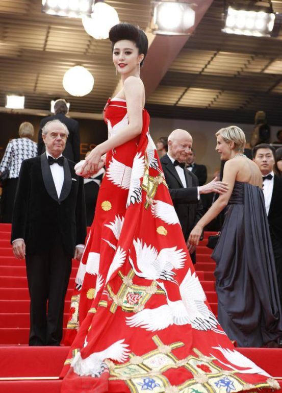 戴安娜王妃|39岁范冰冰被偶遇，长发披肩被嘲笑毫无美感，细节却令人称赞