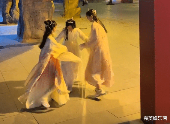 黑粉|田静晒闺蜜版天定良缘，背影跟悦悦一模一样，舅舅舅妈因身高被嘲