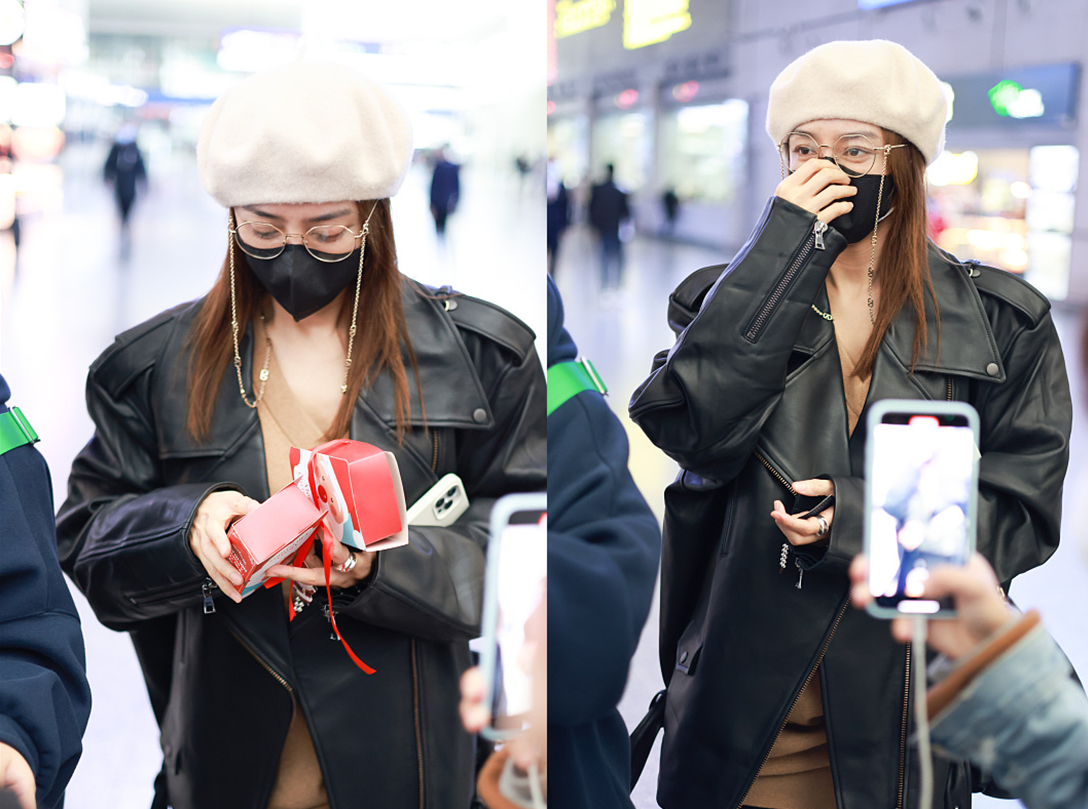 秦岚|40+的秦岚时尚感不输“小年轻”，黑色皮衣配中筒靴，日常又高级