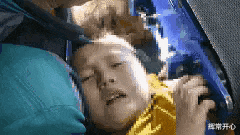 辉常开心 把我的手臂砍断吧！5岁男孩手卡传送带痛苦喊话爸爸，爸爸：不能砍，幺