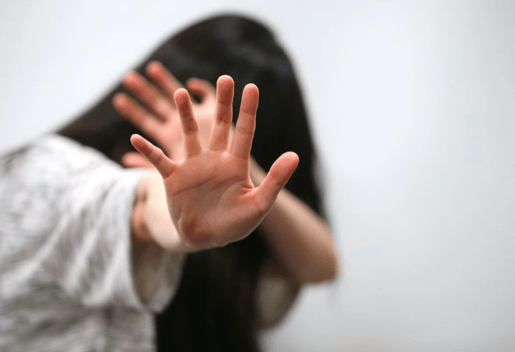 周兰育儿日志|六旬老汉哄骗女子裸睡36天可救病母，趁机性侵，男子之前也有前科