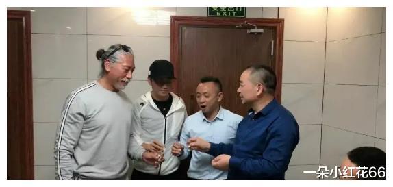 张耀扬|57岁乌鸦张耀扬内地复出捞金？与酒厂工作人员聚会喝茅台，餐桌上一片狼藉