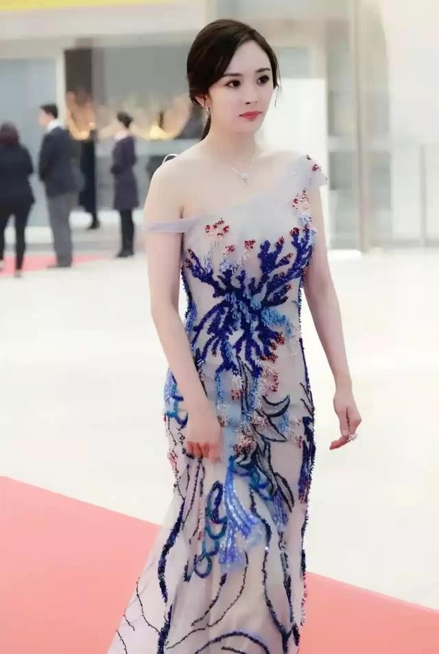 杨幂|35岁杨幂素颜走红毯上热搜，穿吊带裙清新淡雅，清纯中透着性感