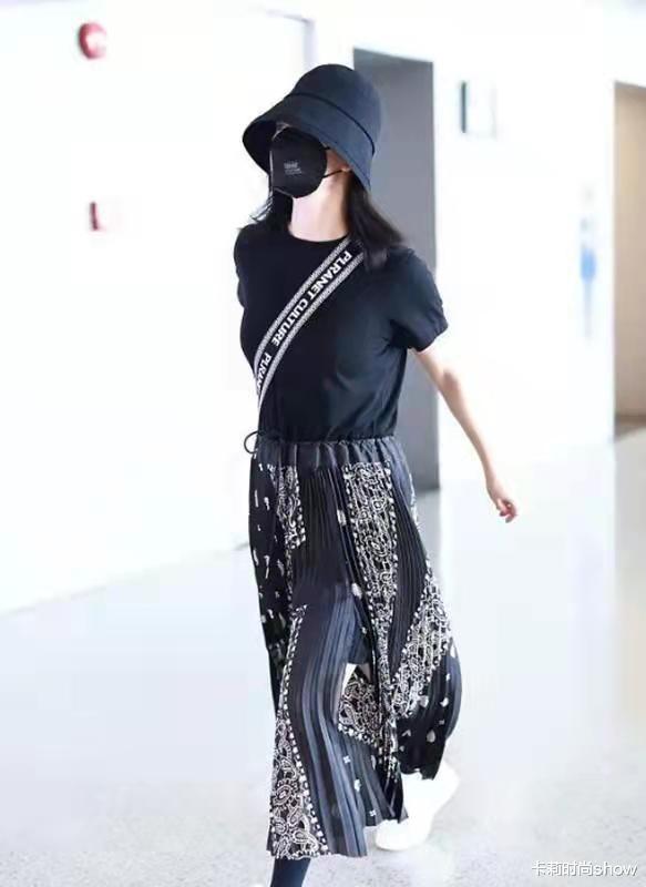 卡莉时尚show 40岁谢娜产后恢复速度真快,穿碎花百褶裙年轻时髦,这腰真细