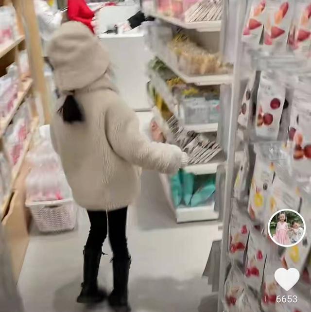 杜新枝|杜新枝入院晒自拍，田静拒绝道德绑架，带奇奇悦悦淡定逛超市