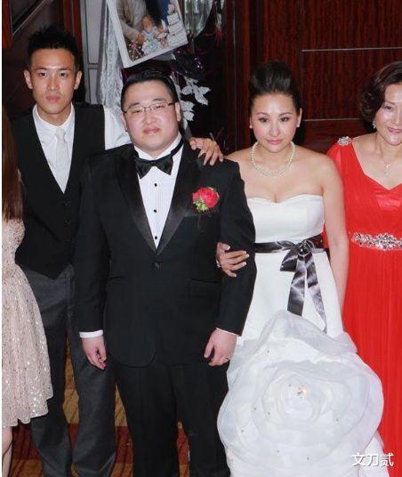 曾志伟|曾志伟纵横娱乐圈几十年，蓝洁瑛事件没跌倒，反而被儿媳颜面扫地