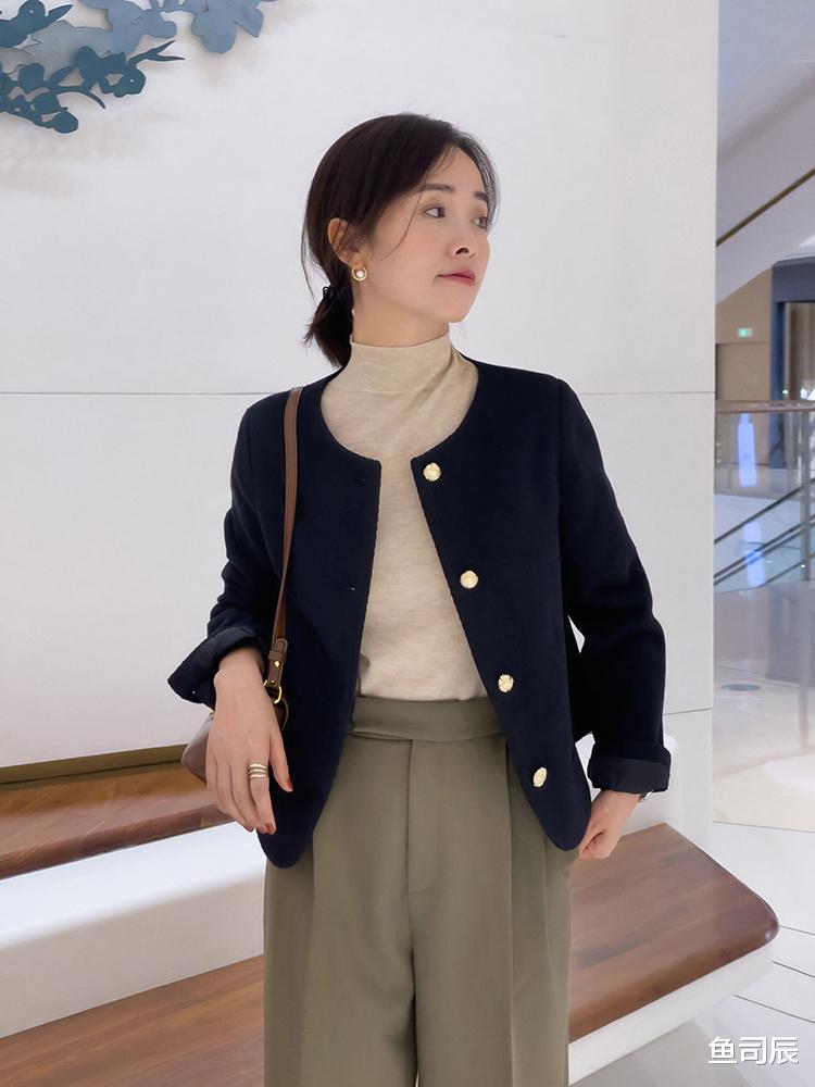 鱼司辰 今年有种火叫杏色穿搭，毛绒外套搭配灰色长裤，高级时髦又显白
