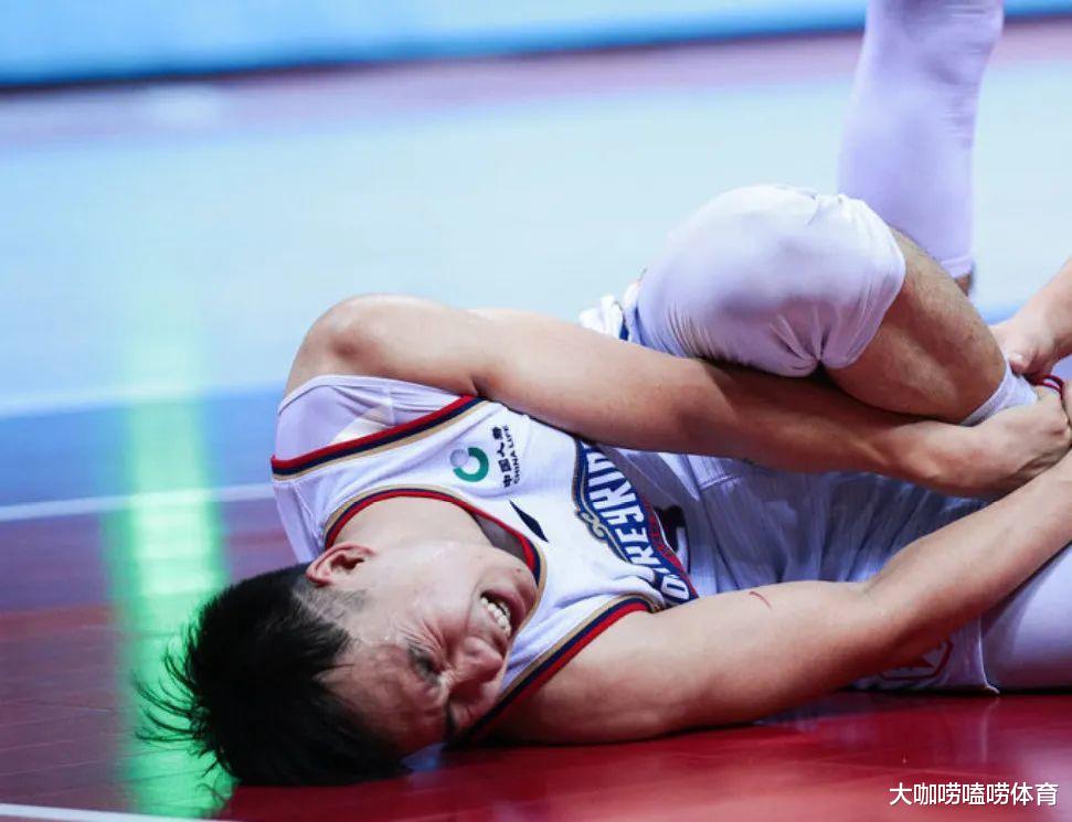 同曦男篮|CBA悍将重伤离场：慢镜头回放脚踝近90度弯曲，惨叫声让人心碎