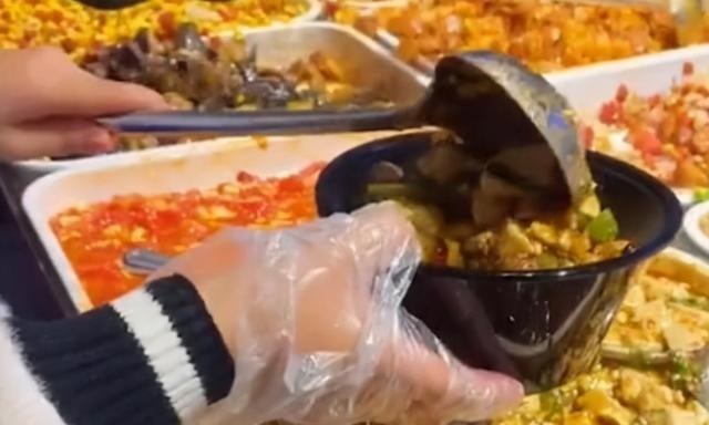 天明情感说 食堂阿姨因黄码不能返校，烹饪专业学生提前上岗，这次手不抖了