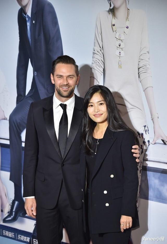 张艺谋|张艺谋女儿和外籍老公同框,穿西装干练简约,身材挺娇小的