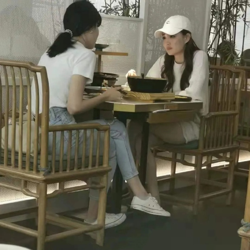 猫姐穿搭经|徐璐外出吃饭被偶遇,“下衣失踪”穿搭时髦,生图下漫画腿仍抢镜