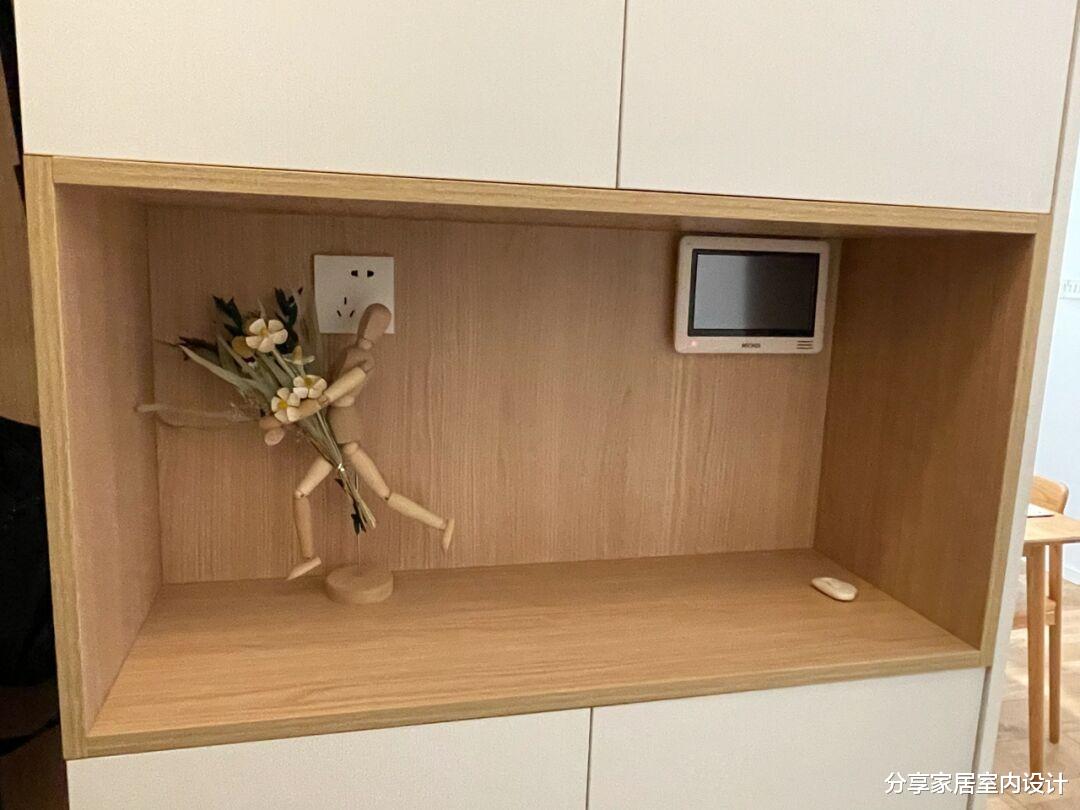 新房打扫干净准备入住，全屋铺贴木地板，电视墙打满柜子很实用！