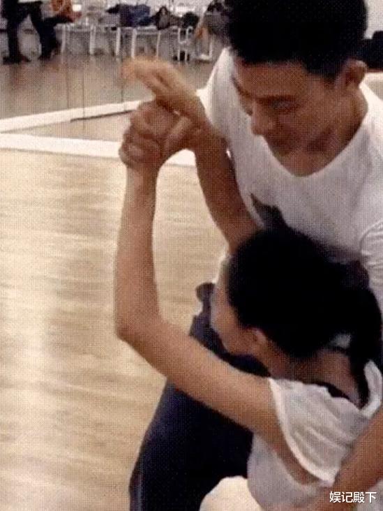 刘德华|当刘德华遇上高圆圆，眼神真的骗不了人，就连手都不想再绅士了！