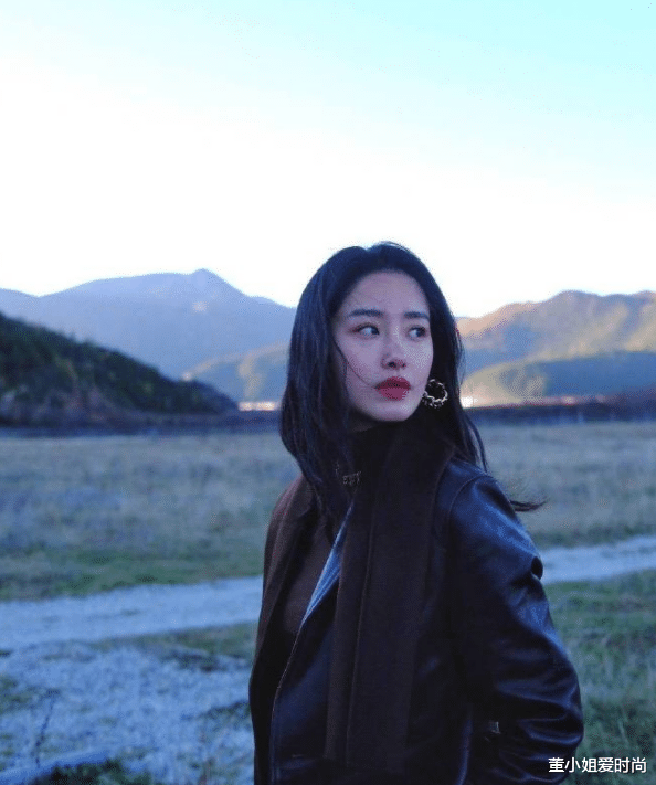 穿衣搭配|杨采钰的亮片连衣裙“火”了,搭配短发造型好吸睛,超迷人