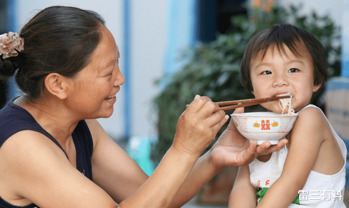 雷三有料|怎样能教导孩子自主吃饭？家长要掌握这三个关键时期，不要错过