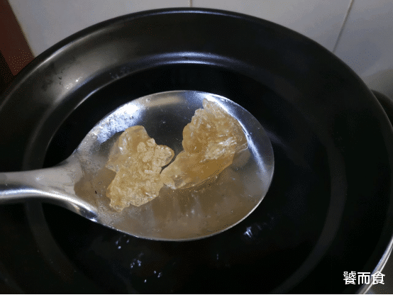 穿衣搭配 好吃可口的桃胶皂角米羹，有美容养颜的功效，做法简单易学