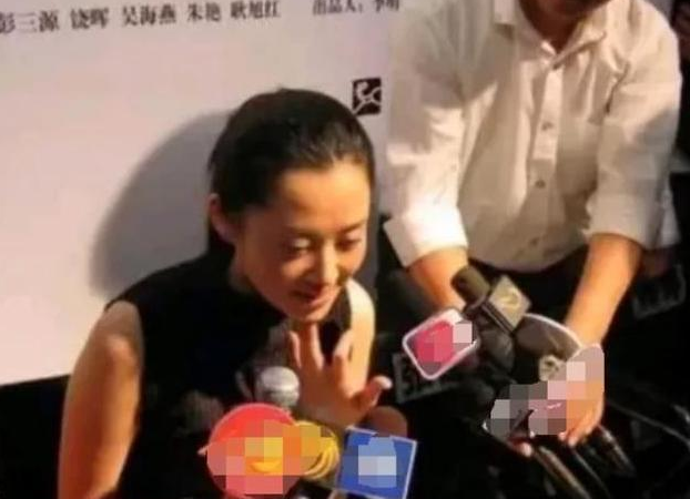 许晴|51岁许晴至今单身，被问及生理需求问题时，直接霸气回复7个字