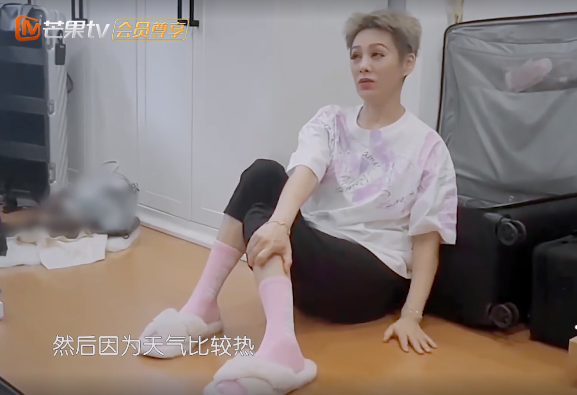 |宁静豪宅引唏嘘！插线板随地扔，客厅被健身器材堆满，浴室就拉个帘？