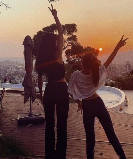 曹格|浮夸又可爱！曹格女儿内衣外穿，踩恨天高秀长腿，扮丑搞笑