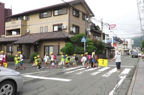 糯妈育儿经|大学教师怒批:“家长接送”行为迟早毁掉孩子,家长反怼:闭嘴吧