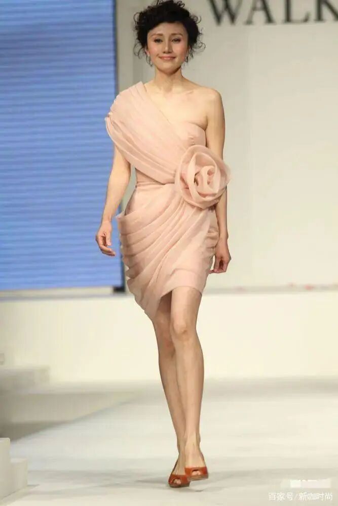 发型|袁泉也翻车?网友:忍了她的发型衣服和副乳,实在忍不了那双鞋