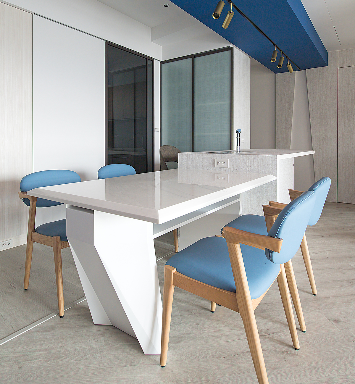 小美涵Emily|富足橘、永恒蓝……如何让截然不同的色系平衡搭配?