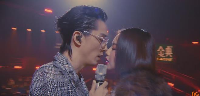 梅利爱说事 李承铉、戚薇缠绵合唱《天上飞》，高瀚宇不敢看，齐思钧不敢喊停