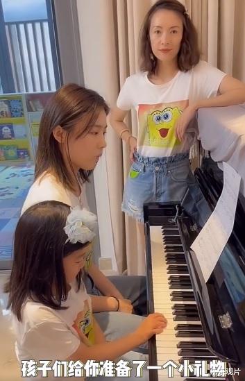 章子怡|小苹果醒醒弹钢琴为章子怡庆生：章子怡感动得像个孩子