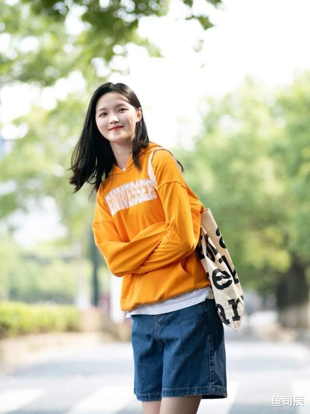 鱼司辰|秋季，建议多尝试韩系风，格子西服搭配直筒裤，简约大方不做作