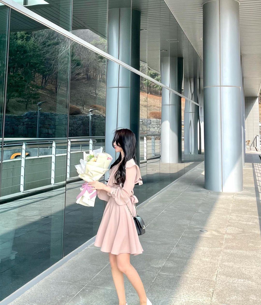 一个爱穿搭的小马甲|没有连衣裙的夏天是不完整的，选对了款式，就能穿出不一样的美