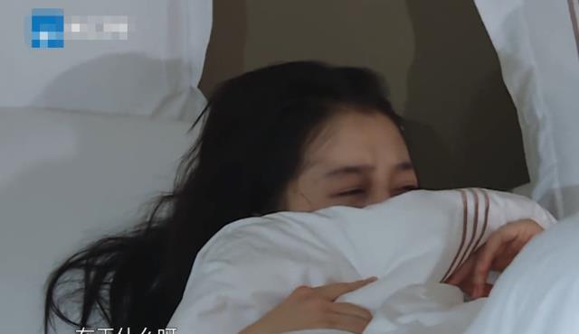 关晓彤|关晓彤还在睡觉，贾玲拉着华晨宇闯入，花花的站姿是对妹妹的尊重