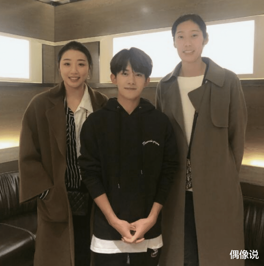 易烊千玺|易烊千玺找奥运冠军侯志慧要签名，侯志慧回应：闺蜜老跟我提他