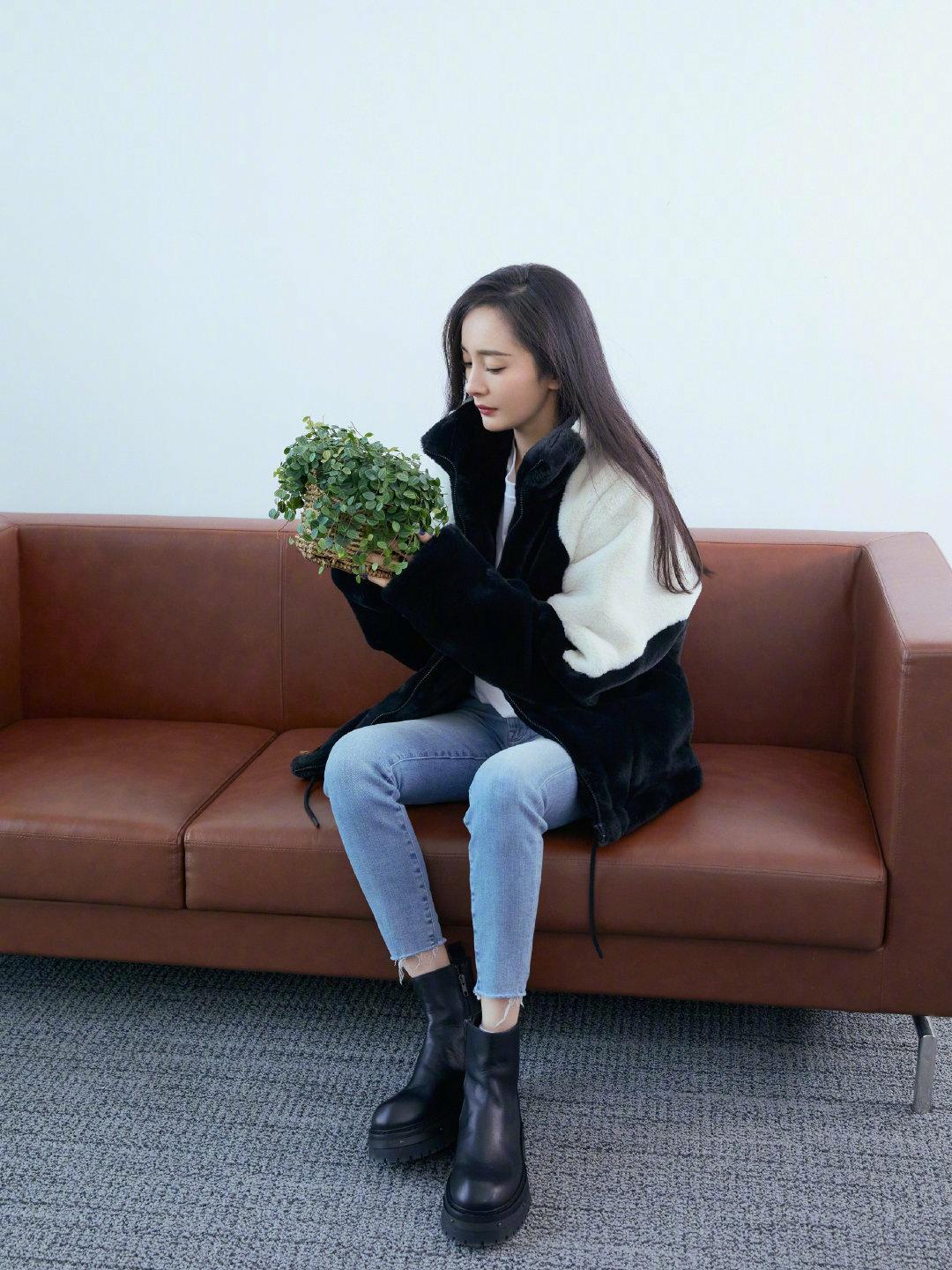 穿衣搭配|杨幂真不愧是带货女王，双色毛绒外套配牛仔裤，简约时尚又减龄