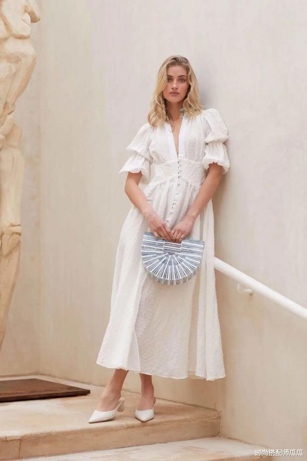 时尚搭配师瓜瓜|女人50岁以后,不管穿裤子还是裙子,少穿这3种鞋子,低级没气质