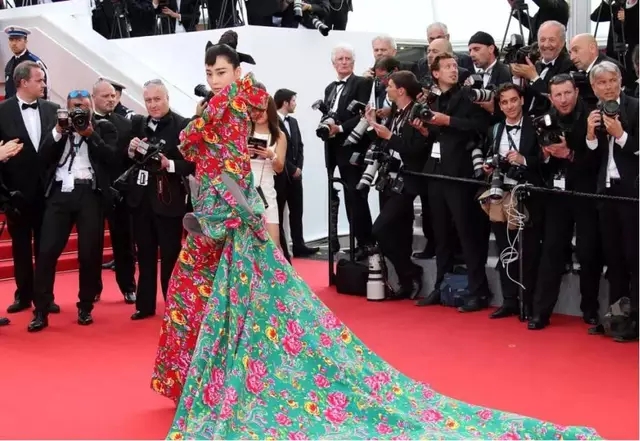 吴宣仪|吴宣仪红毯披肩滑落上热搜，红毯事故频发，是真事件还是为博眼球